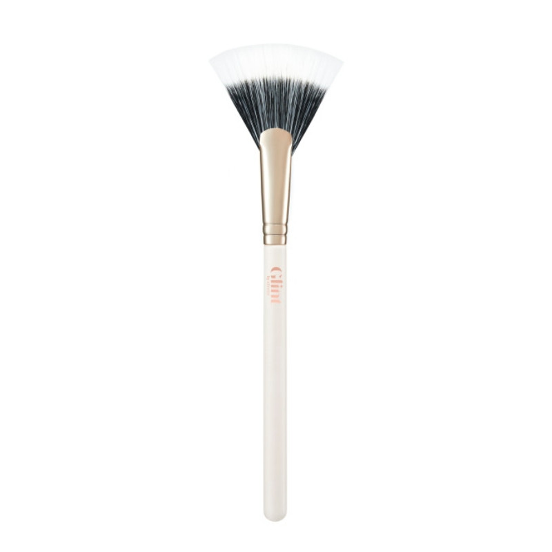 Glint Fan Brush / A fan-shaped brush that provides subtle color and a soft feel