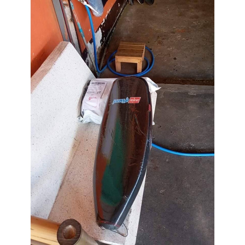 เบาะปาด เบาะมอเตอร์ไซค์ Nova โนวา โลโก้หนุ่มสุรินทร์ (ทรงเชง) สีดำ