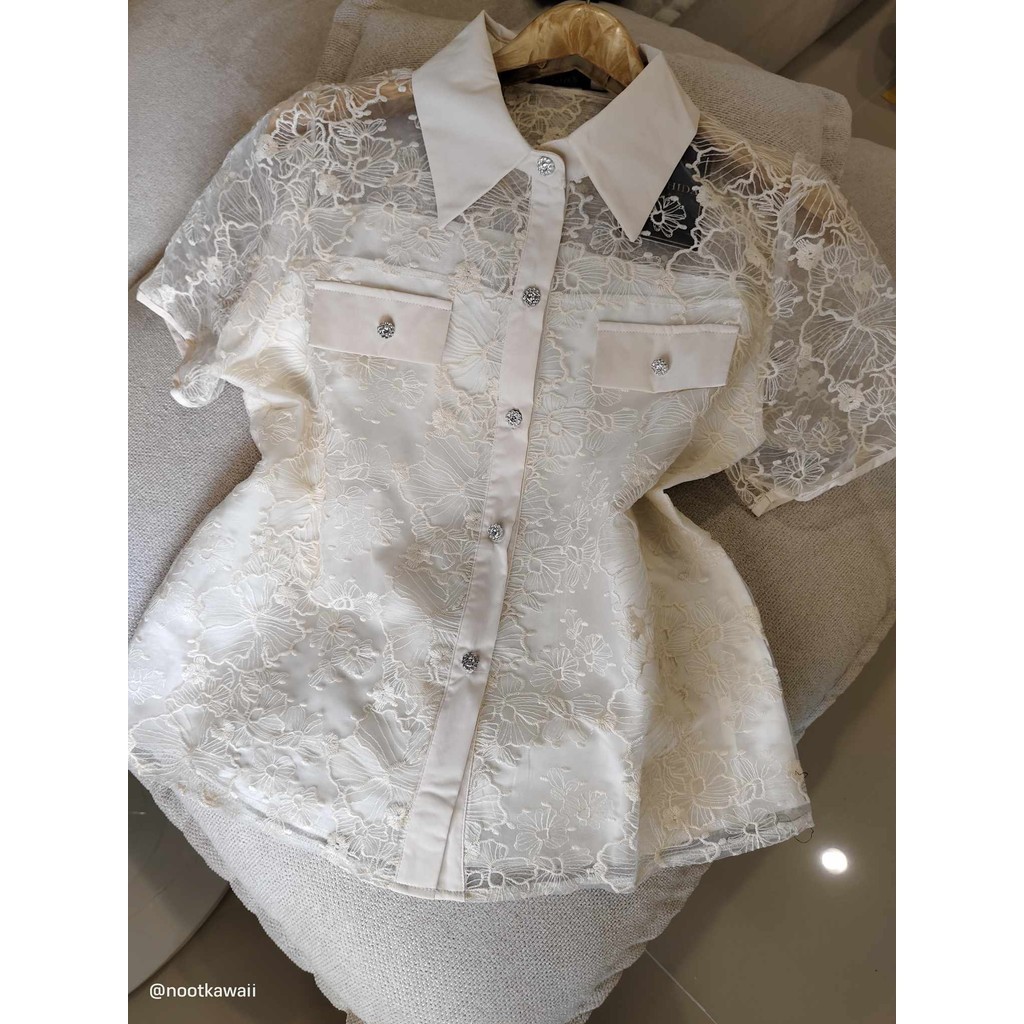(#b700)เสื้อเชิ๊ตฉลุลูกไม้แขนสั้นกระดุมแต่งเพชร มีซับในตัว