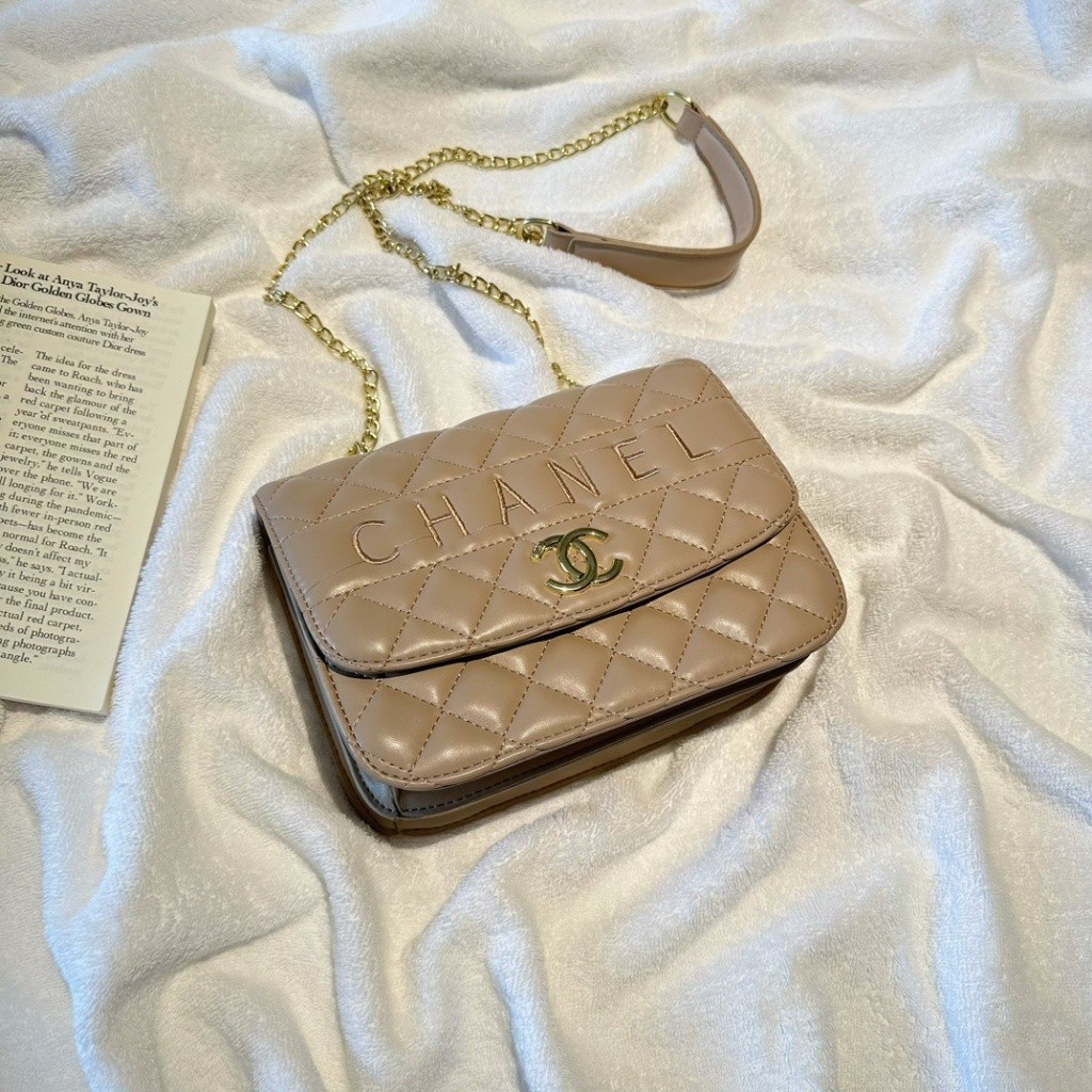 Chanel Chanel กระเป๋าหนังสะพายไหล่ ประดับเพชร ลายนูน BS95