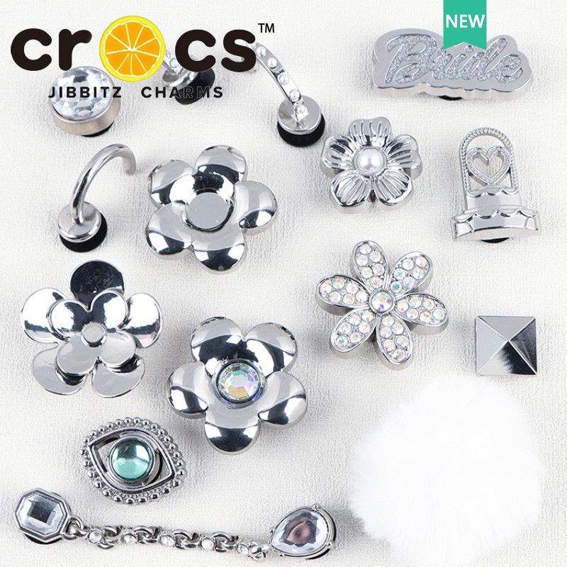 Jibbitz crocs charm แท้ หัวเข็มขัดโลหะ สีเงิน สําหรับตกแต่งรองเท้า crocs