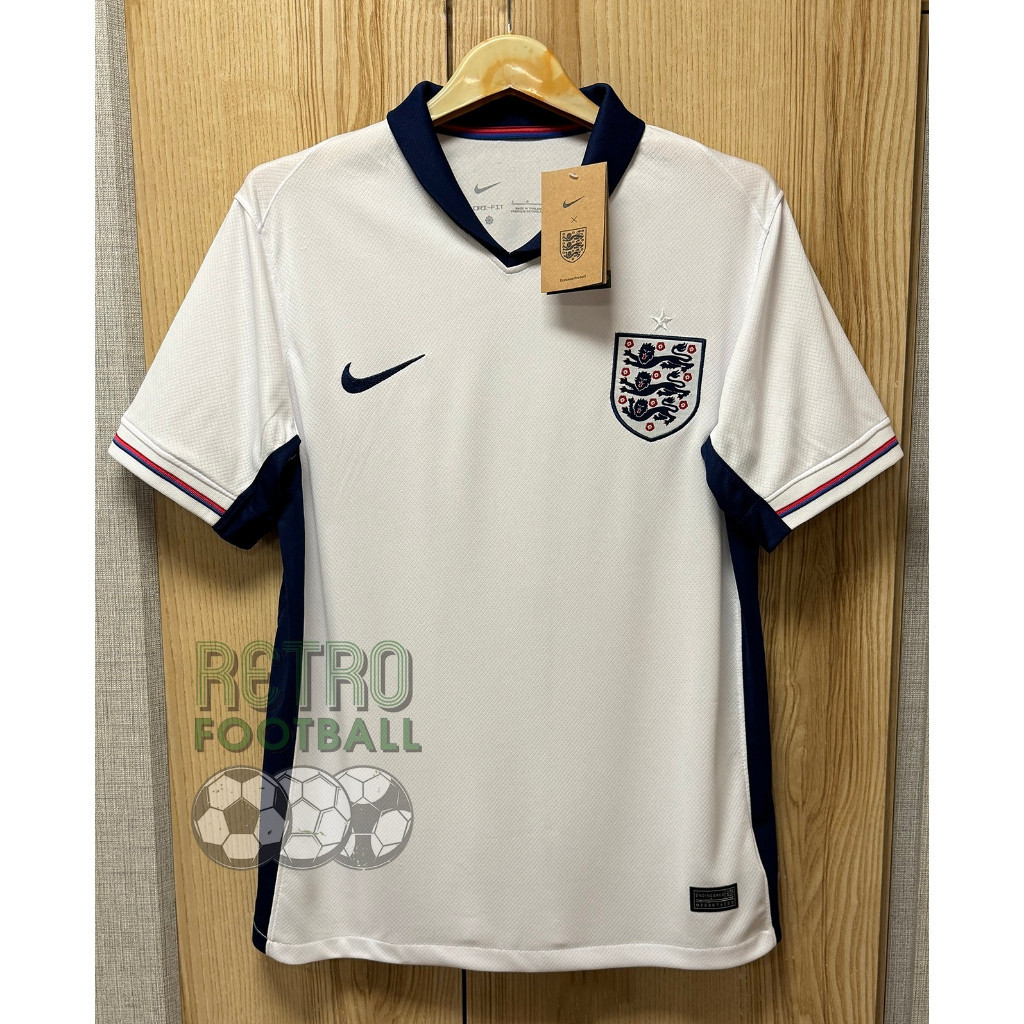 เสื้อฟุตบอลทีมชาติ อังกฤษ Home ชุดเหย้า ยูโร 2024 เกรดแฟนบอล [ 3A ] สามารถสกรีนชื่อนักเตะได้ รับประกันคุณภาพสินค้า