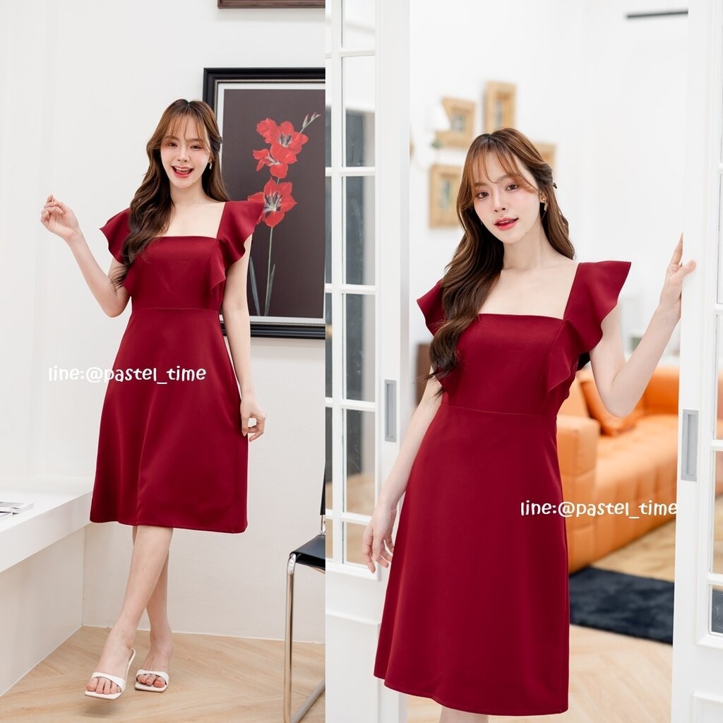 Rika Ruffle Dress : สีแดงเลือดหมู
