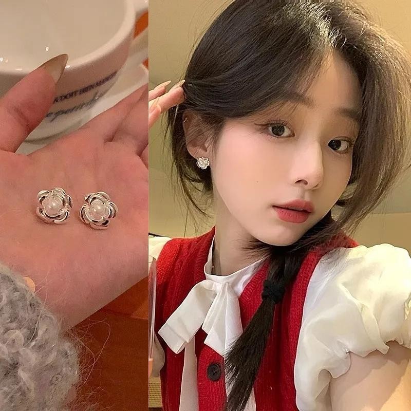 Camellia ต่างหู แบบคลิปหนีบ รูปดอกคามิเลีย ประดับมุก ไม่ต้องเจาะรู CEY579