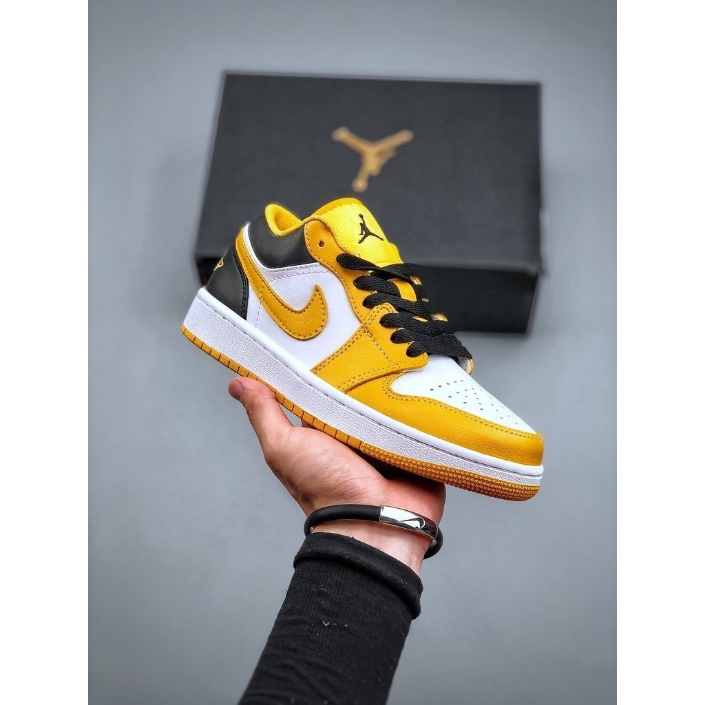 [UA] รองเท้าผ้าใบ รองเท้าบาสเก็ตบอล Air Jordan 1 Low ''Black Yellow'' สําหรับผู้ชาย ผู้หญิง ไซซ์ 35-46 ETBJ