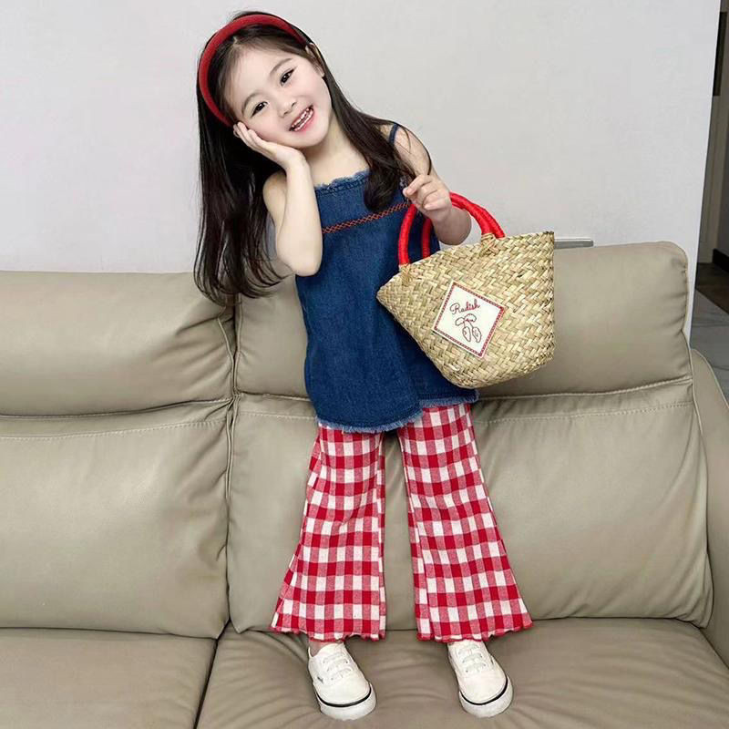 พร้อมส่ง ชุดเดรสสายเดี่ยว ผ้ายีน แขนกุด และกางเกงขาบาน ลายสก๊อต แฟชั่นสําหรับเด็กผู้หญิง สองชิ้น