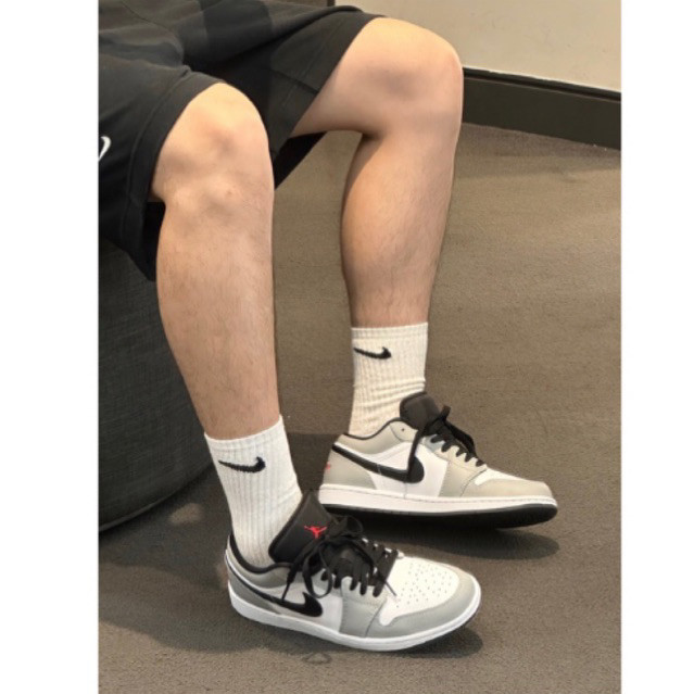 พร้อมส่ง ของแท้  Nike Air Jordan 1 Low Light Smoke Grey รองเท้า train