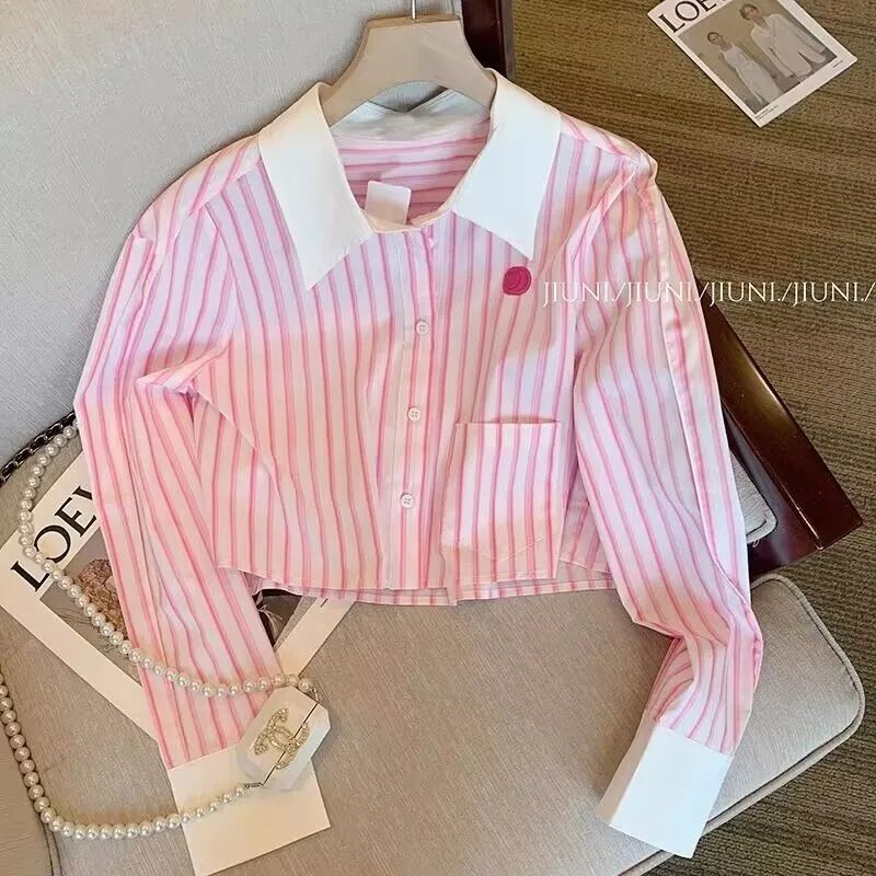 เสื้อสั้นออกแบบสไตล์ใหม่สีชมพู 2024 หวานลายต้นฤดูใบไม้ร่วงเสื้อโปโลลดอายุเก๋คมชัดปก