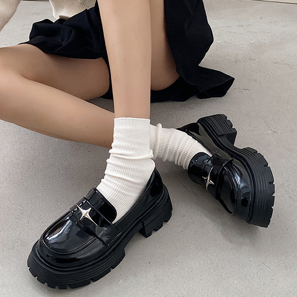 รองเท้าพื้นเรียบ OhBlablaShoes   พร้อมส่ง  รองเท้าคัชชู หุ้มส้น แต่งดาววิ้ง  สีดำเงา (Black.gloss)