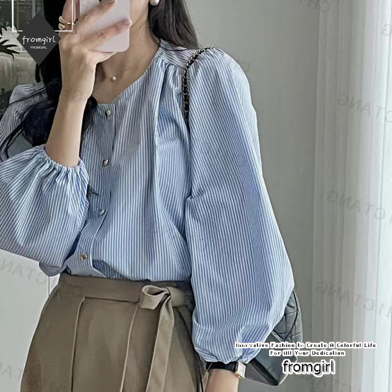 เสื้อเชิ้ตแขนยาว คอกลม แต่งกระดุม ลายทางแนวตั้ง