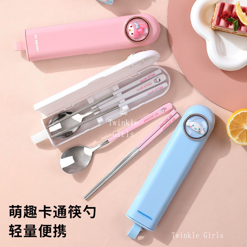 ชุดช้อนส้อมสแตนเลส 304 Cinnamoroll Hello Kitty ชุดช้อนส้อมพกพาเงียบสามชิ้นพร้อมกล่องเก็บ My Melody ตะเกียบ ช้อน ส้อม