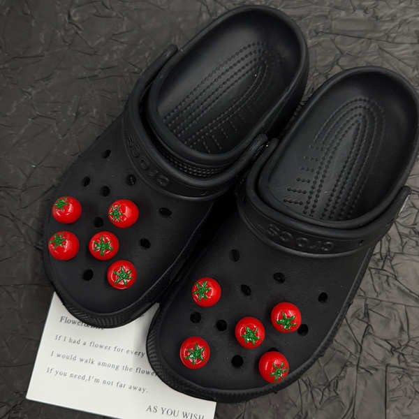 jibbitz crocs croc jibz ฤดูร้อนการ์ตูนหลุมรองเท้าอุปกรณ์เสริมที่มีสีสันจําลองมะเขือเทศรองเท้าดอกไม้ตกแต่งรองเท้าหัวเข็มขัดมะเขือเทศอุปกรณ์เสริมสามมิติน่า