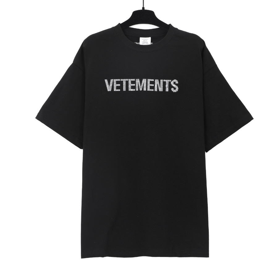 เสื้อยืดแขนสั้นลําลอง คอกลม พิมพ์ลายตัวอักษร ประดับเพชร ทรงหลวม สไตล์สตรีท สําหรับผู้ชาย และผู้หญิง