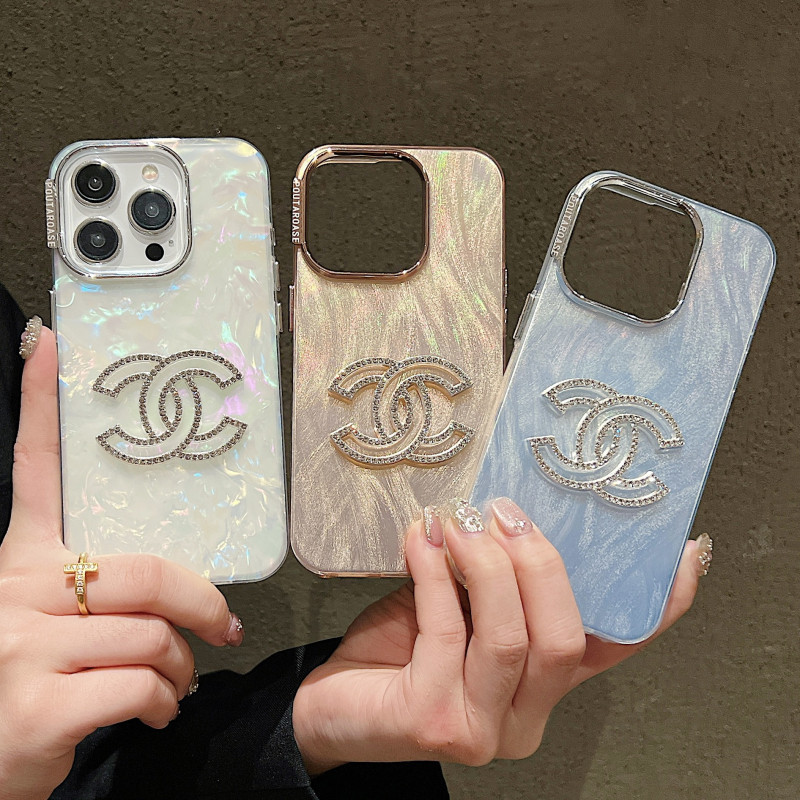 Chanelstyle เคสไอโฟน 17 pro max 16 pro max 14 pro max 13 pro max 15 pro max เคส iphone 13 11 12 pro max 16 17 14 15 12 case เคสไอโฟน 16 pro 17 pro 16 plus 15 pro 14 pro 13 pro 12 pro 14 plus 15 plus โทรศัพท์ กันกระแทก เนื้อขนนก
