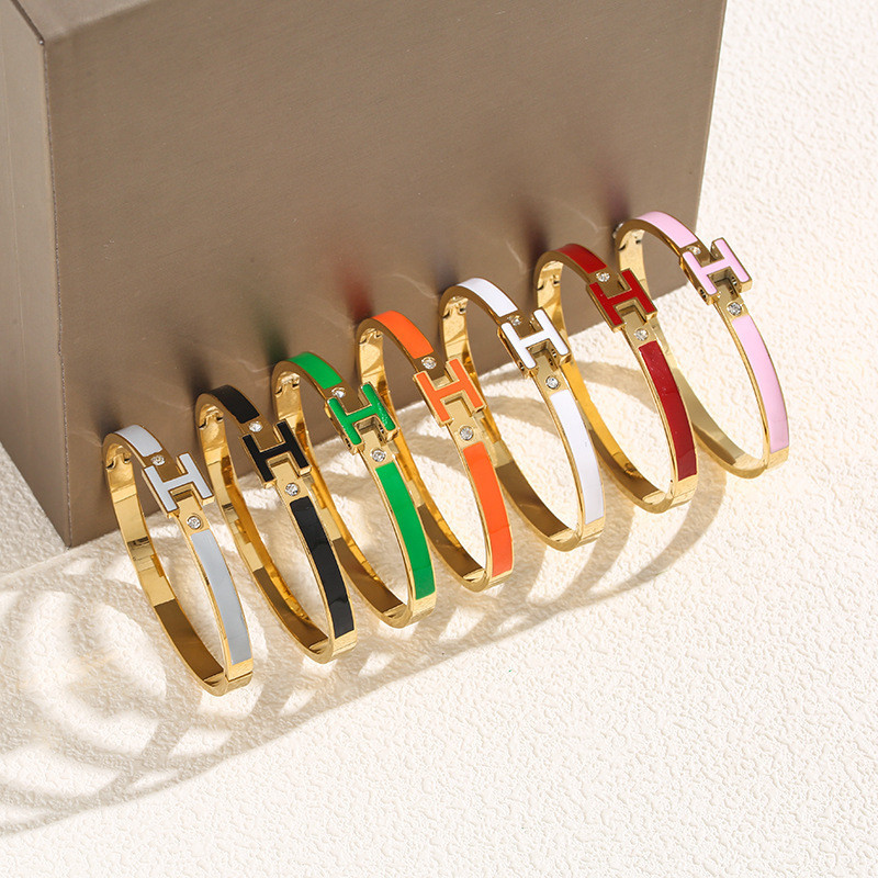 ตัวอักษรคลาสสิก H Epoxy Diamond-Studded สร้อยข้อมือเหล็กไทเทเนียมหญิง Dopamine Color Series สร้อยข้อมือสไตล์อ่อนโยนของขวัญเครื่องประดับ