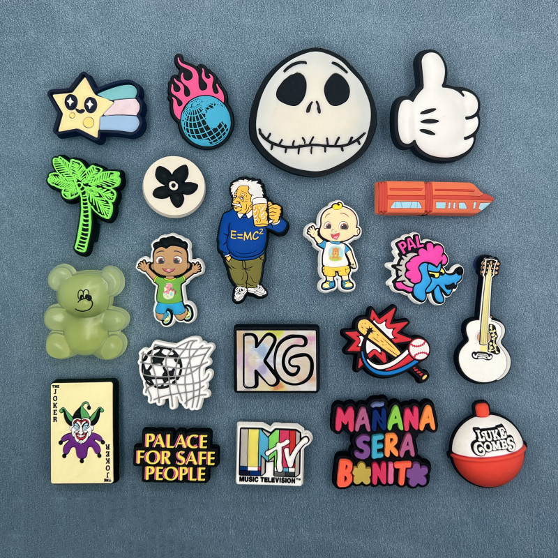 Jibbitz crocs charm แท้ 2024 ใหม่ สไตล์ Crocs รองเท้า ดอกไม้ DIY สนุก การ์ตูน รองเท้า อุปกรณ์เสริม