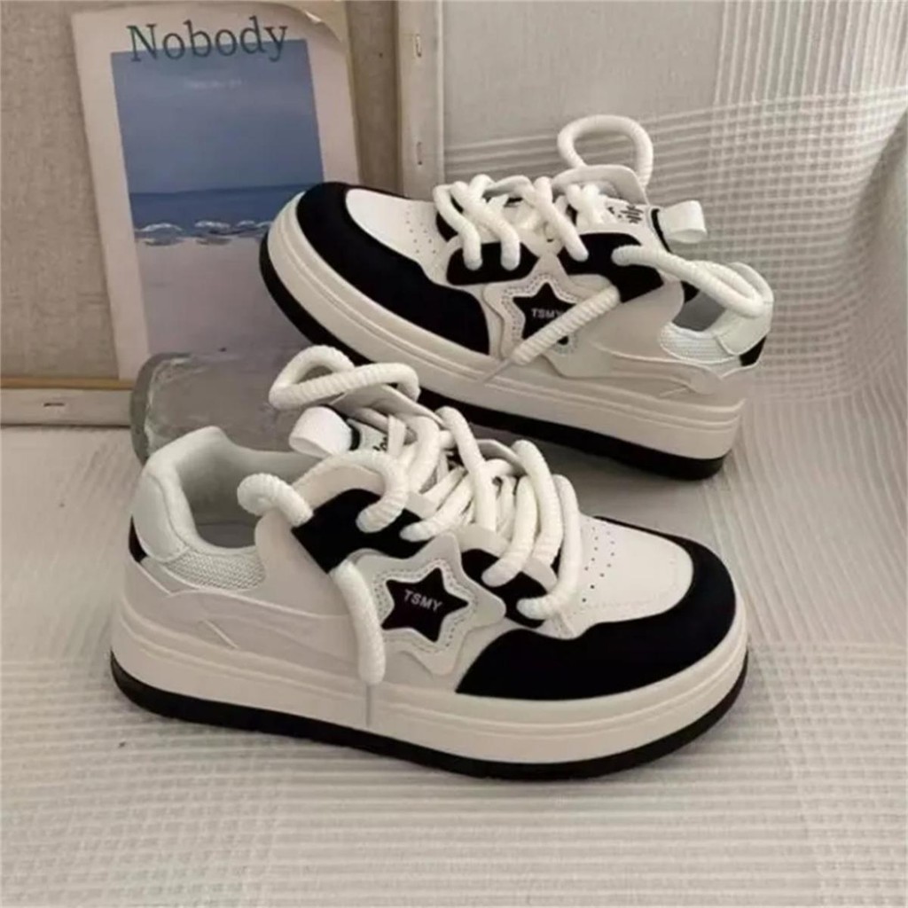 🔥พร้อมส่ง⚡ รองเท้าสีขาวผู้หญิง การออกแบบเฉพาะกลุ่ม รงตัวสบาย ins แฟชั่นผู้หญิง พื้นหนา รองเท้าผ้าใบ #Q90ไซส์ 35-44
