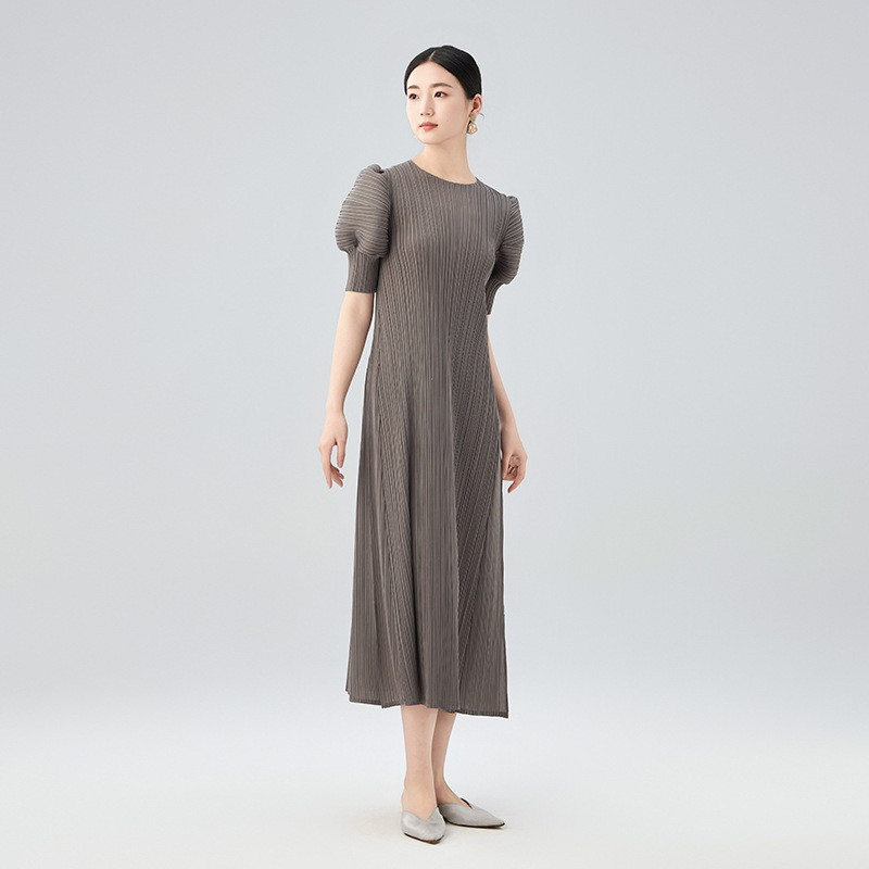 มิยาเกะ เสื้อผ้าจีบจีบเสื้อผ้าแขนพัฟชุด 2024 สูง-จบ ฤดูร้อนสีทึบสบายๆรอบคอ บาง-พอดี จีบกระโปรงยาวเสื้อผ้าผู้หญิง