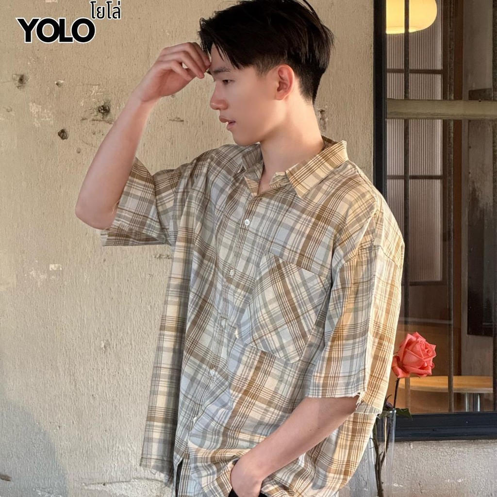 YOLO เสื้อเชิ้ต OVERSIZE เสื้อเชิ้ต เชิ้ตแขนสั้น ลายสก็อต แขนสั้น สีดำ 3960