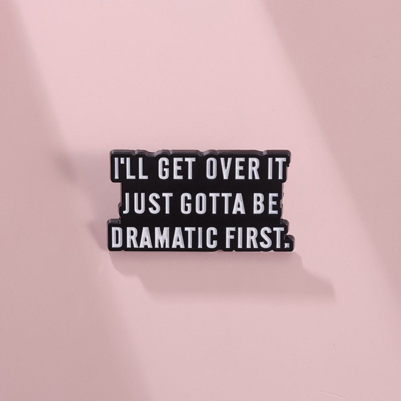 เข็มกลัดโลหะ รูปตัวอักษร Gotta Be Dramatic First Texts Phrase Enamel เหมาะกับของขวัญเพื่อน สําหรับตกแต่งปกเสื้อ