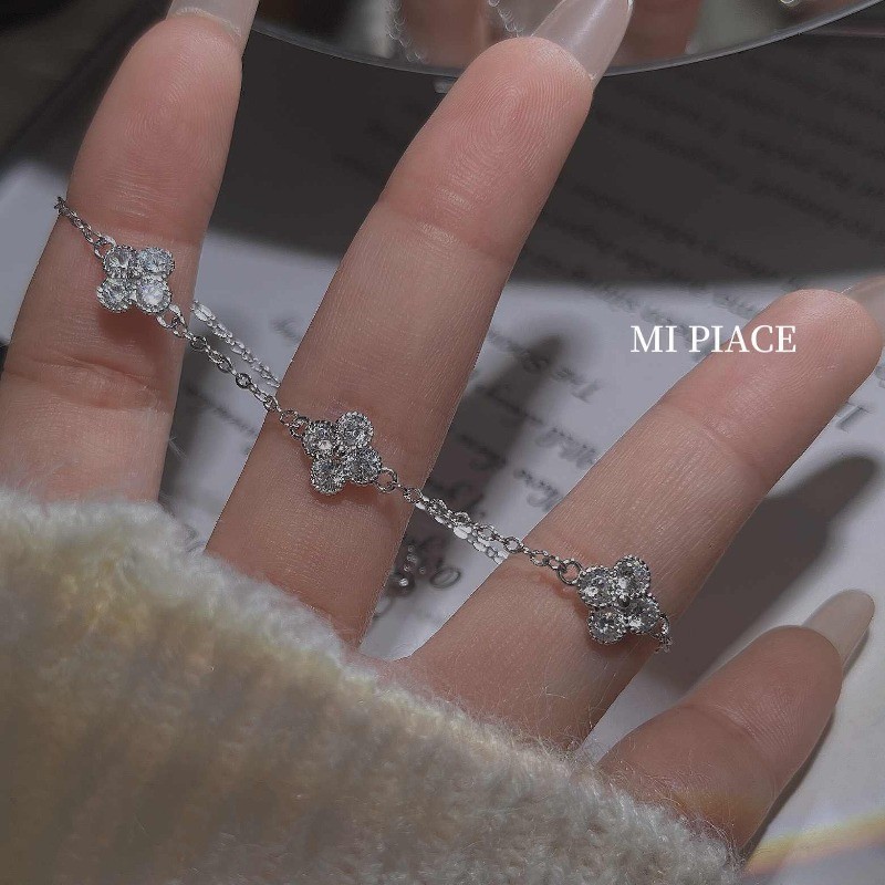 มินิโคลเวอร์สี่ใบแฟลชเพชรสร้อยข้อมือผู้หญิงประณีตความรู้สึกระดับไฮเอนด์เครื่องประดับดอกไม้นําโชคสําหรับแฟนของขวัญขายส่ง