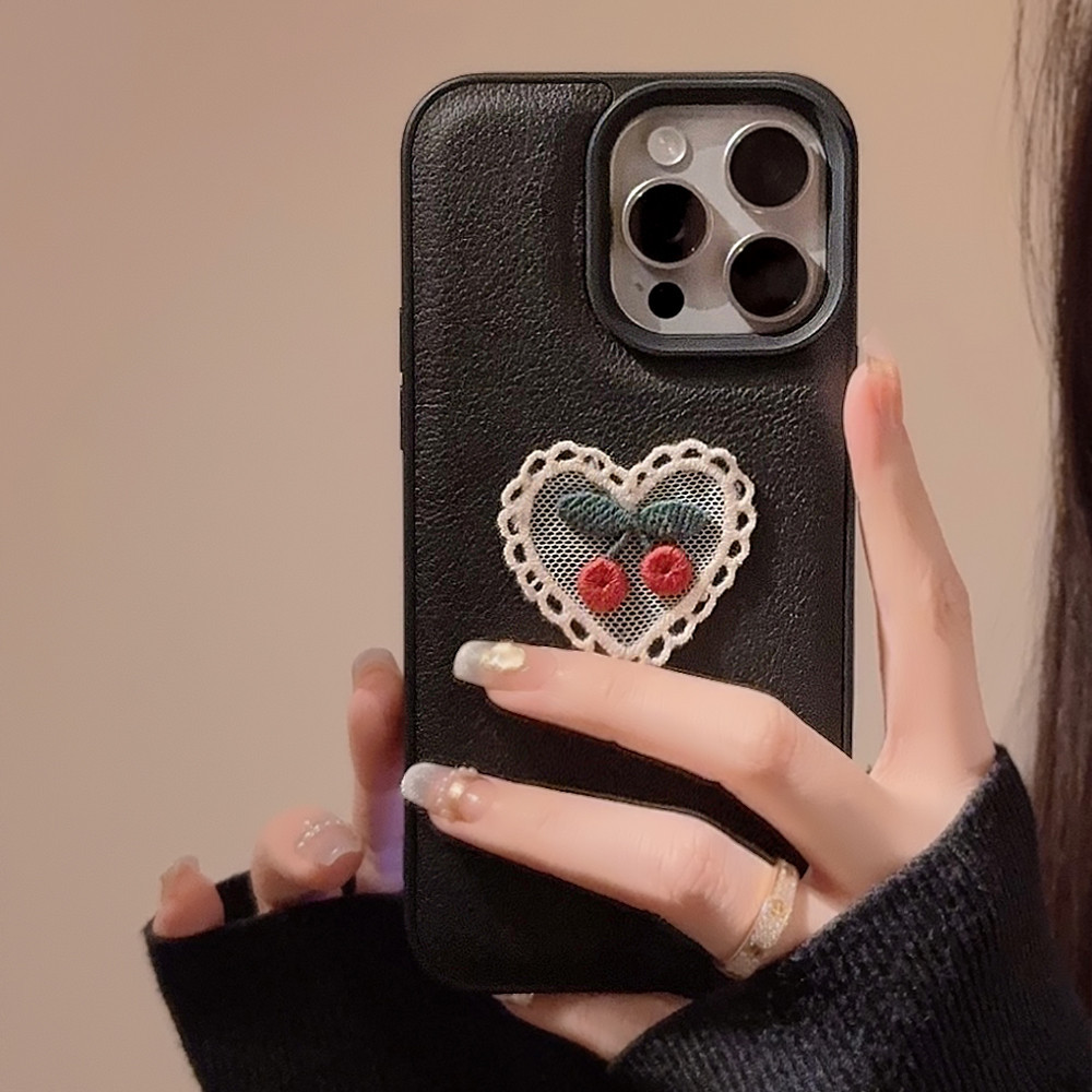 หรูหราสีดําหนัง PU เย็บปักถักร้อย Love Heart Cherry เคสโทรศัพท์สําหรับ iPhone 16 15 Pro Max 14Promax Plus 12 13 Promax 11 แฟชั่นกันกระแทกปลอกนุ่มผู้หญิง Girly ฝาครอบ