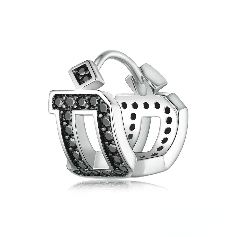 Dylan Wang ต่างหูห่วง ประดับเพชร สีดํา