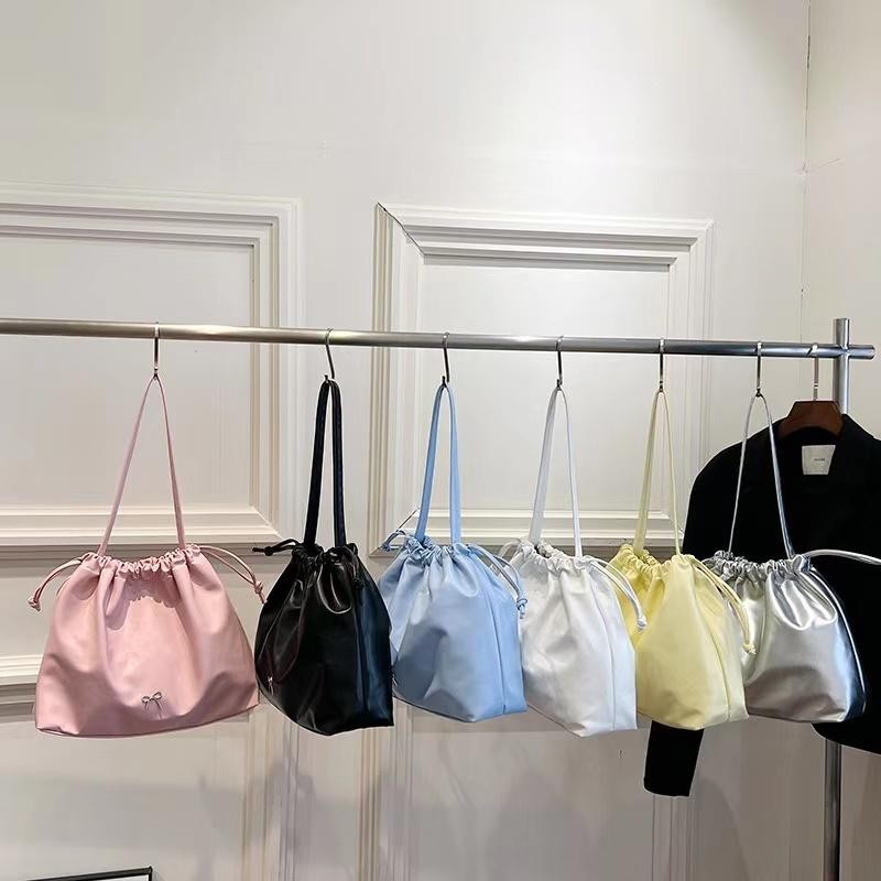 B-1103🔥กระเป๋าสะพายไหล่ สไตส์นี้เท่มาก แฟชั่นฤดูใบไม้ผลิ กระเป๋านาดใหญ่จุของได้เยอะ เรียบง่า น่ารัก Bucket bag