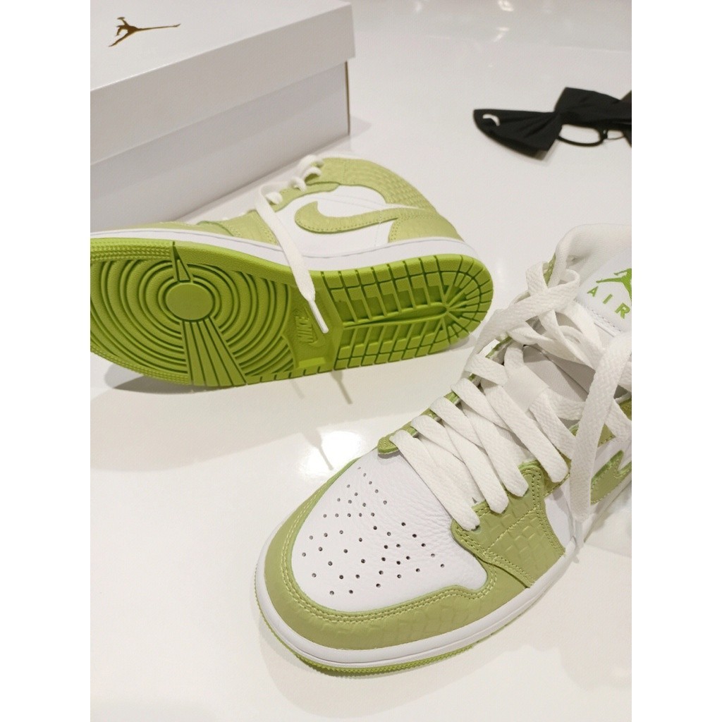 ของแท้ 100 % NIKE Air Jordan 1 Mid SE Green Python รองเท้า Hot sales