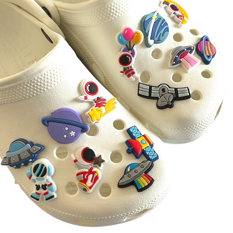 จี้การ์ตูนนักบินอวกาศ ดาวเคราะห์ ดวงจันทร์ ดาวเคราะห์ อุกกาบาต จิบบิต Crocs Jibitz Charm Pin Meteor Moon Jibits Crocks สําหรับผู้หญิง ตกแต่งรองเท้า