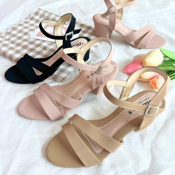 รองเท้าผู้หญิงแบรนด์ Marco รุ่น A1004 รองเท้าส้นสูง 1.5 นิ้ว มีสายรัดข้อเท้า ผ้า