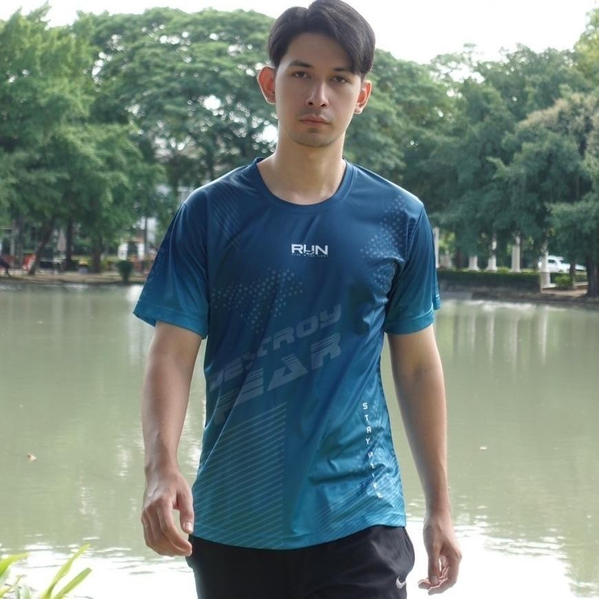 เสื้อกีฬาผู้ชาย (ผ้าเย็น) ใส่ออกกำลังกาย/วิ่ง/เตะบอล ผ้าไมโครเรียบเบาสบายระบายอากาศดีแห้งไว พิมพ์ลายทั้งตัว - รูปที่ 3