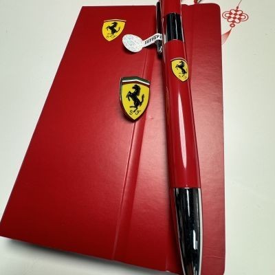 ชุดสามชิ้น Ferrari (โน๊ตบุ๊ค + ปากกา + ตราสัญลักษณ์) ใหม่เอี่ยม