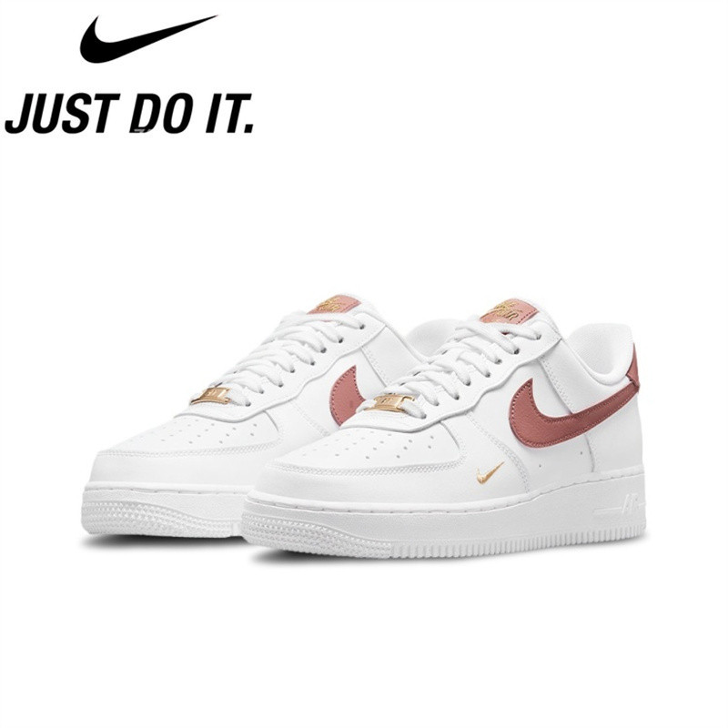 【ของแท้ 100%】 Nike รองเท้าคู่ รองเท้าลำลองผู้ชาย Air Force 1 '07 รุ่น  รองเท้าผู้หญิง สีขาวชมพูทองตะขอรองเท้าผ้าใบ