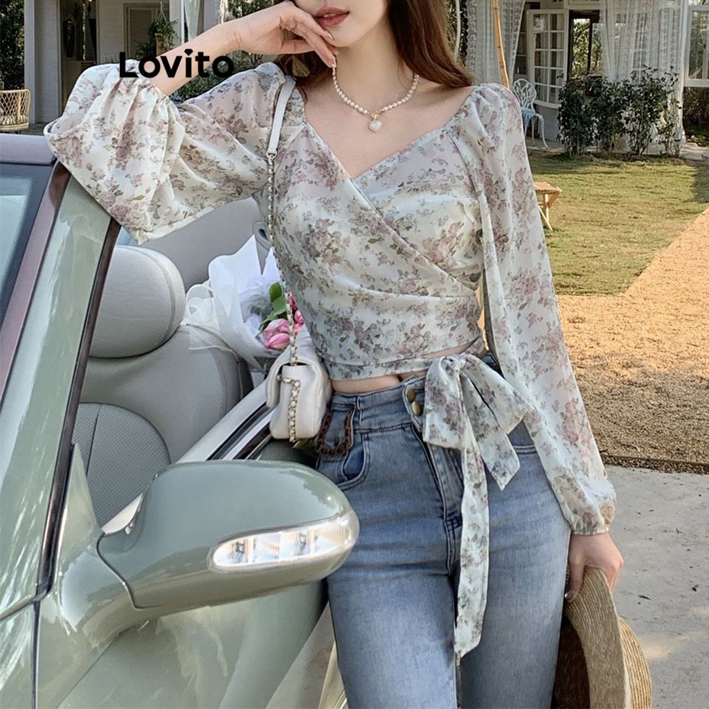 Lovito เสื้อเบลาส์ผู้หญิง สไตล์ลำลอง ผูกหน้า ลายดอกไม้เดซี่ LNA26147 (สีแอปริคอท)