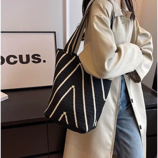 【พร้อมส่ง】miss bag fashion กระเป๋าช๊อปปิ้งไฮโซทอลายริ้ว กระเป๋าทรงสวย