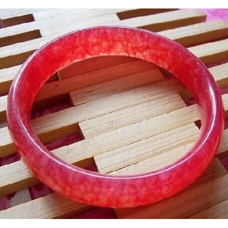 หยกจักรพรรดิ์ กำไลข้อมือหยกสีเแดง มีความหมายในด้านอดมสมบูรณ์ ร่มเย็นเป็นสุข ความมั่งคั่ง ความร่ำรวย 