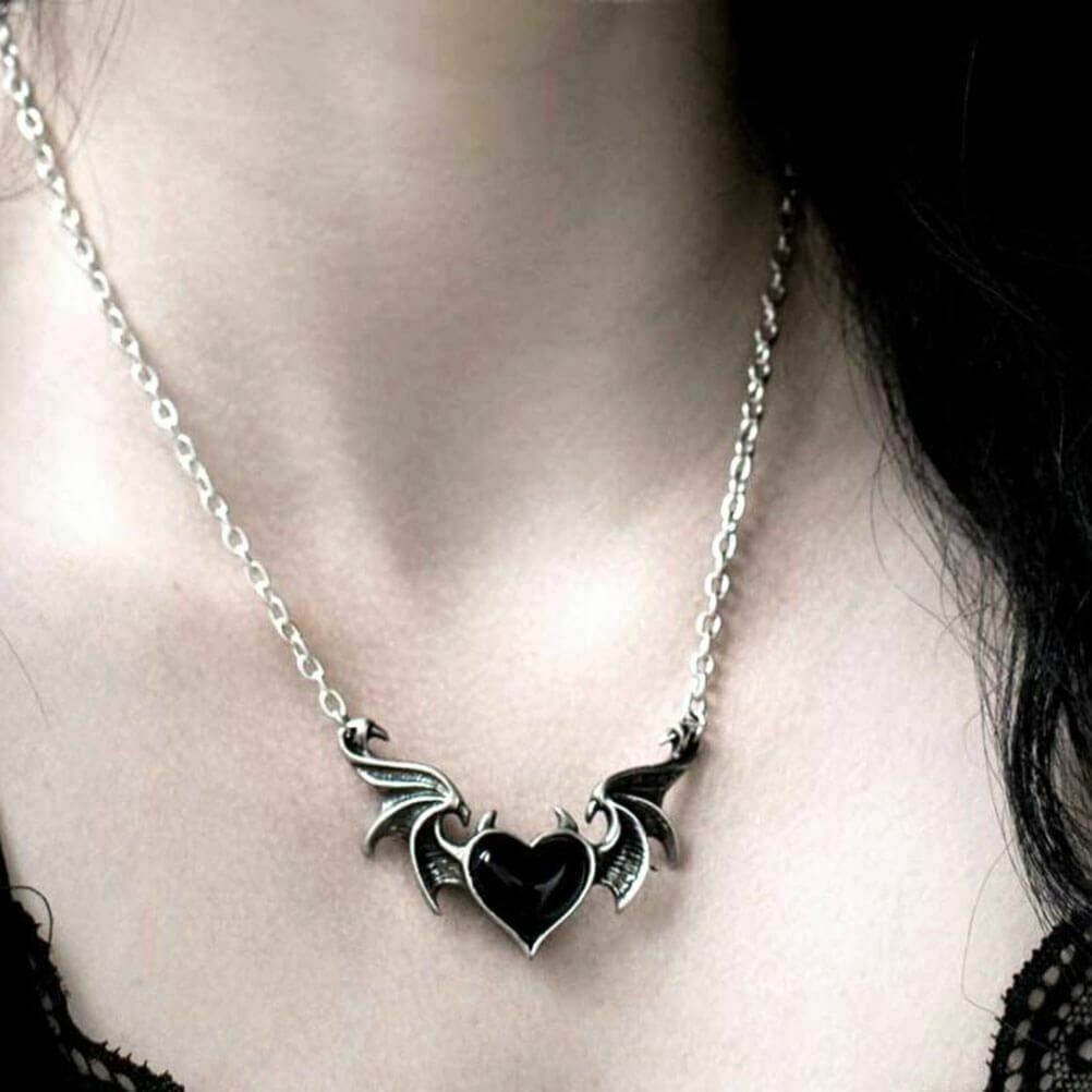 Creative Retro Devil สร้อยคอรูปหัวใจโลหะผสมหยดน้ํามันพีชหัวใจปีศาจปีกจี้เครื่องประดับที่ไม่ซ้ํากัน