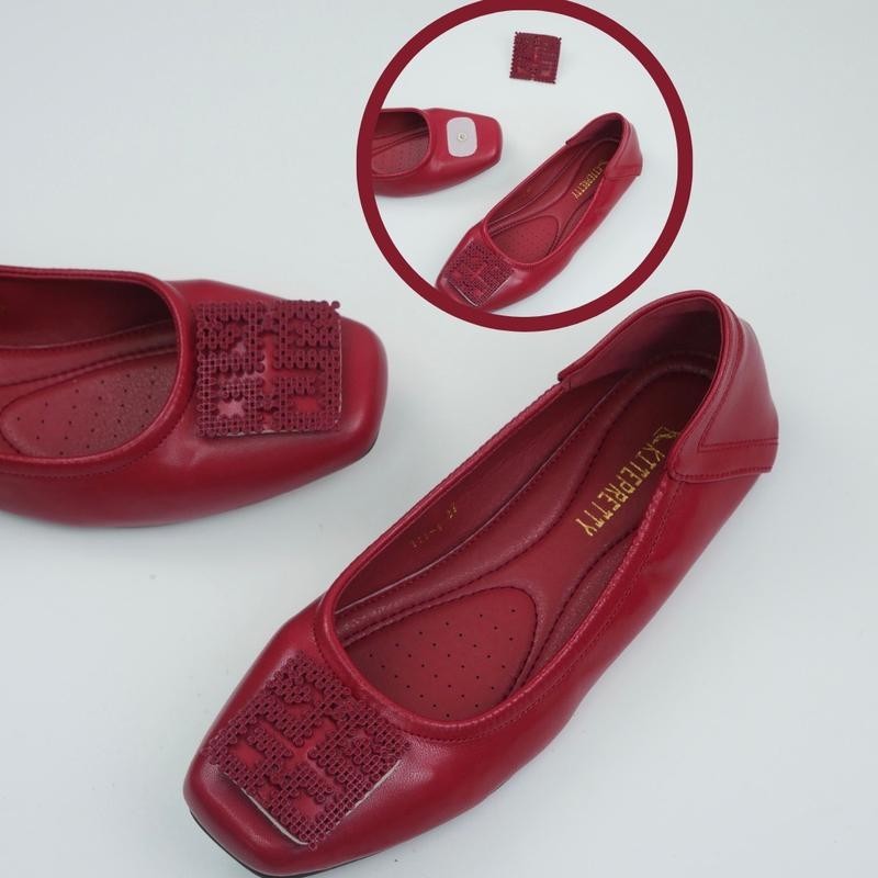 รองเท้าสีแดง Flat shoes คัชชูส้นเตี้ย หน้าประดับอะไหล่สุดเก๋ สามารถถอดเปลี่ยนได้ 111-1