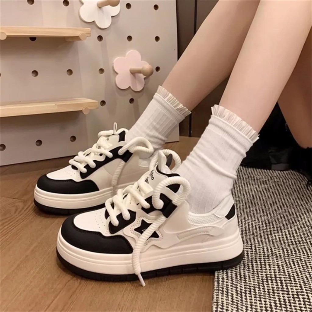🔥พร้อมส่ง⚡ รองเท้าสีขาวผู้หญิง การออกแบบเฉพาะกลุ่ม รงตัวสบาย ins แฟชั่นผู้หญิง พื้นหนา รองเท้าผ้าใบ #Q90ไซส์ 35-44