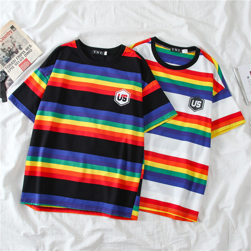 M.T.M เสื้อลาย เสื้อยืดแขนสั้น คอกลม ทรงหลวม ลายทาง สีรุ้ง เข้ากับทุกการแต่งกาย สไตล์ฮ่องกง แฟชั่นฤดูร้อน สําหรับเด็กนักเรียน เสื้อยืด เสื้อลายทาง