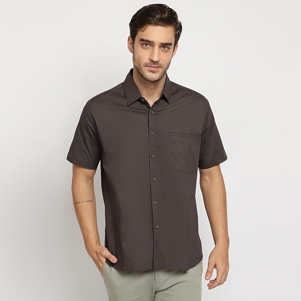 เสื้อเชิ้ตผู้ชาย KEMEJA เสื้อท็อปผู้ชายแขนสั้นยืดธรรมดาสีน้ําตาล MB369