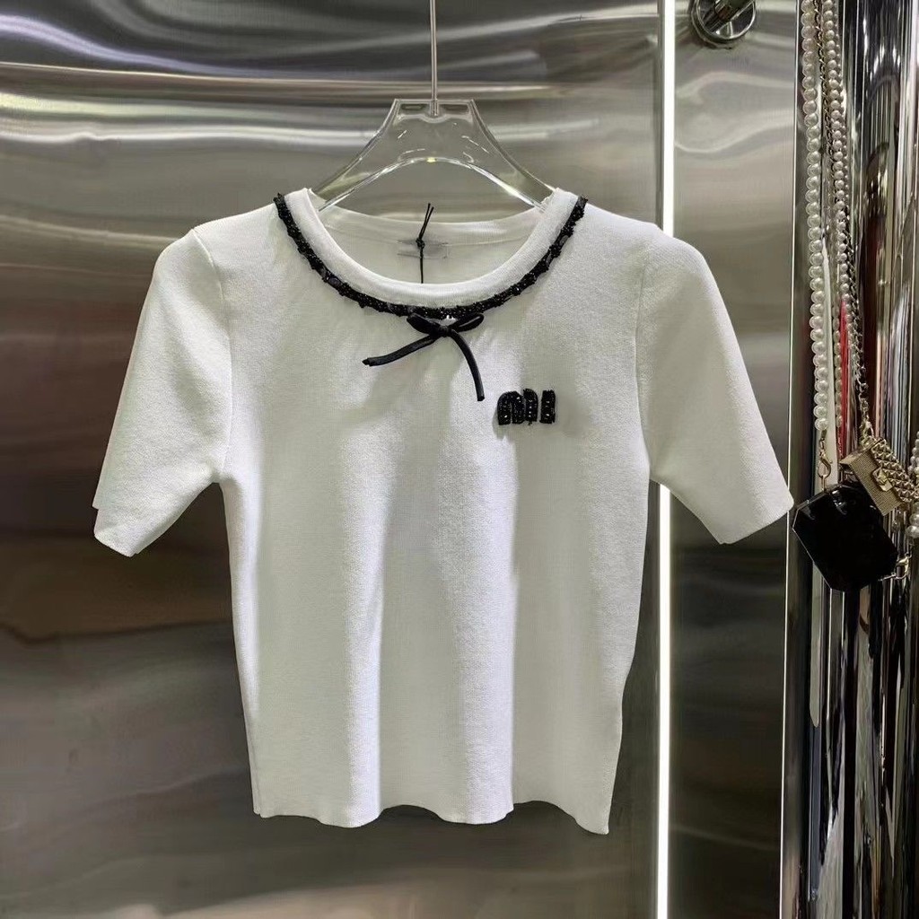 เสื้อยืดแขนสั้น คอกลม พิมพ์ลายตัวอักษร ประดับเลื่อม เข้ากับทุกการแต่งกาย แฟชั่นฤดูใบไม้ผลิ และฤดูร้อน สําหรับผู้หญิง