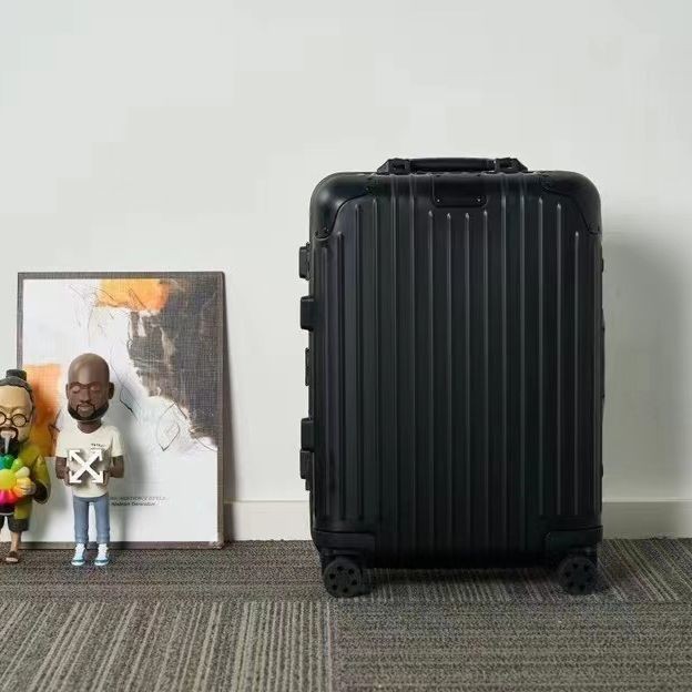 สั่งซื้อล่วงหน้า 30 วัน Magnesium Aluminium Rimova Trolley Alloy Case Lage Boarding Bag20Inch กระเป๋