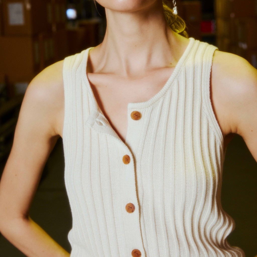 knitCircle - BEST REGARDS Top (4สี) Office collection เสื้อแขนกุดไหมพรม ผ่าหน้า มีกระดุม ลายทอ Rib แ