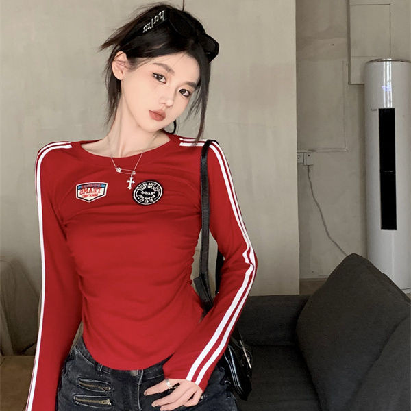 เสื้อยืดแขนยาว เข้ารูป สีแดง สไตล์อเมริกัน แฟชั่นใหม่ สําหรับผู้หญิง