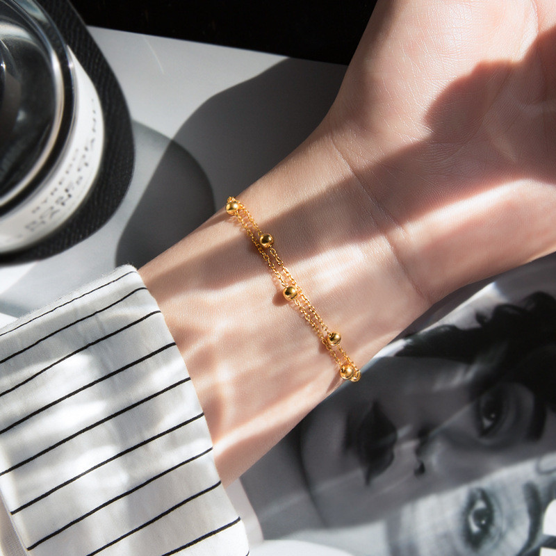 เครื่องประดับ สร้อยข้อมือ ไทเทเนียมเหล็ก แบบสองชั้น ระดับไฮเอนด์ สีทอง สไตล์เรโทร สําหรับผู้หญิง