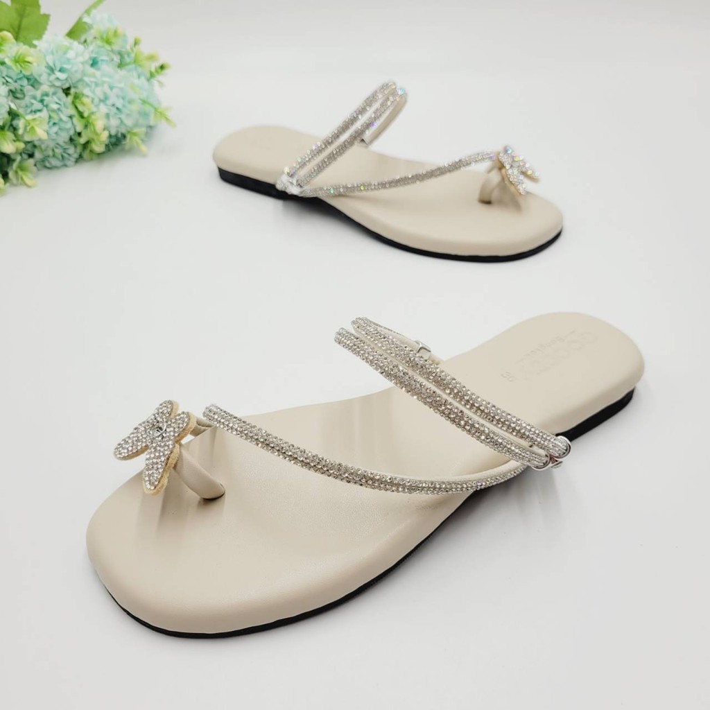 รองเท้าแตะแบบสวมโป้ง แต่งผีเสื้อเพชร ใส่ได้ทั้งแบบสวมและรัดส้น รุ่น SK3214 (แนะนำเพิ่ม 1 ไซส์)