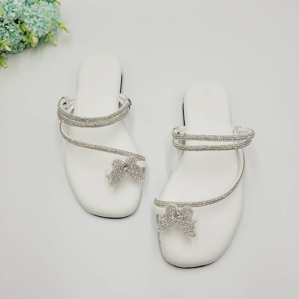รองเท้าแตะแบบสวมโป้ง แต่งผีเสื้อเพชร ใส่ได้ทั้งแบบสวมและรัดส้น รุ่น SK3214 (แนะนำเพิ่ม 1 ไซส์)