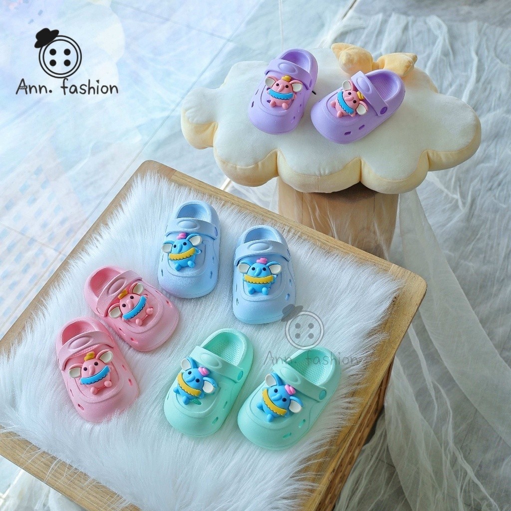 Ann.Fashion รองเท้าเด็ก รองเท้ารัดส้นเด็ก พื้นนุ่มมาก น้ำหนักเบา มีกันลื่น แต่งตุ๊กตาช้าง #sd018